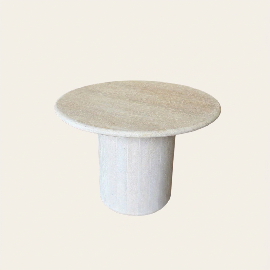 Table basse en Travertin 2 sur fond ivoire clair