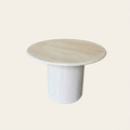 Table basse en Travertin 2 sur fond ivoire clair
